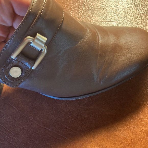 Rialto with mule hills . Brown Leather with a buckle on both shoes. Size 7/2 med - Picture 4 of 5